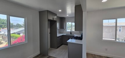 833 E 92nd St, Unit #4 in Los Angeles, CA - Building Photo - Building Photo