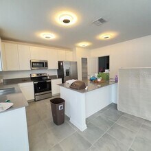 1002 John Jacob Rd in Davenport, FL - Foto de edificio - Building Photo