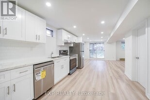 195 Savage Rd in Newmarket, ON - Building Photo