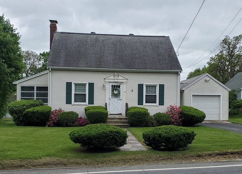 18 Maple St in Mendon, MA - Building Photo