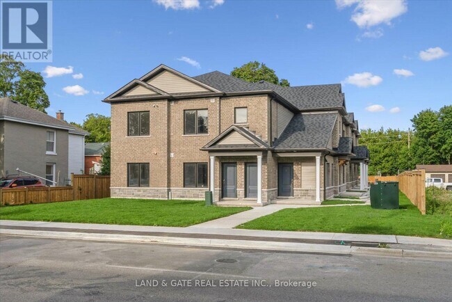 223 Albert St in Oshawa, ON - Building Photo - Building Photo