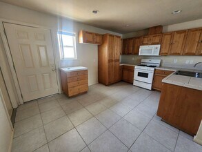 6442 Smoketree Ave in Twentynine Palms, CA - Foto de edificio - Building Photo