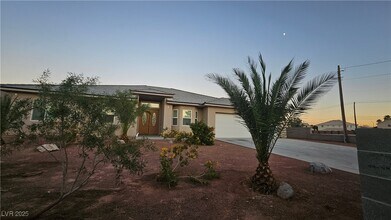 6048 Moonlight Dr in Las Vegas, NV - Building Photo - Building Photo