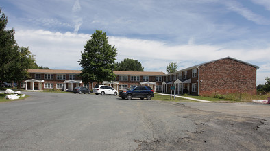 Berry Oxford Townhouse Apartments in Latham, NY - Building Photo - Building Photo