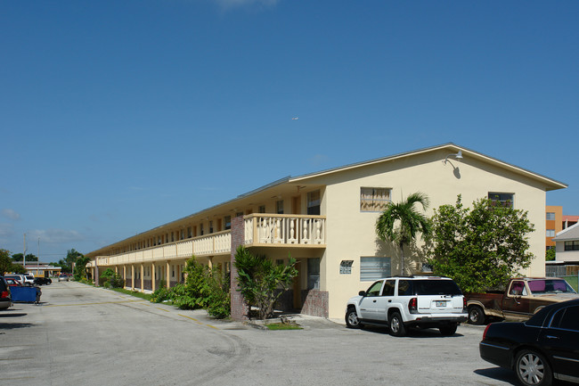 Aquarius North in Miami, FL - Building Photo - Building Photo