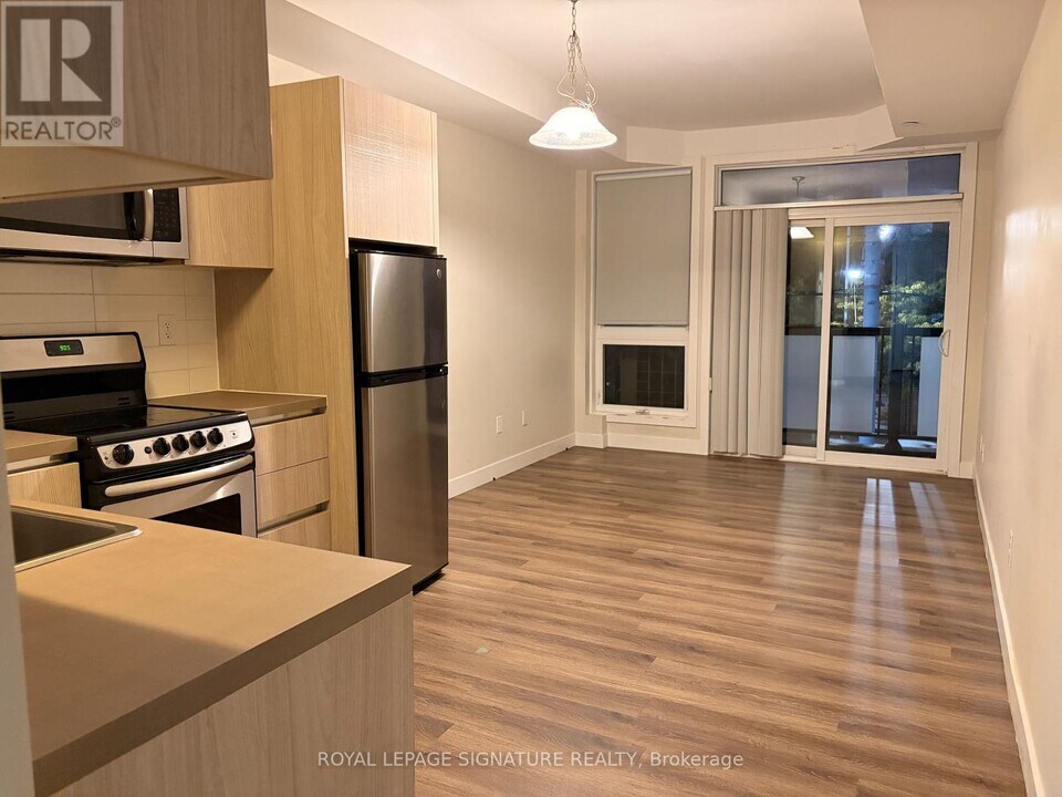 335 College St in Toronto, ON - Building Photo