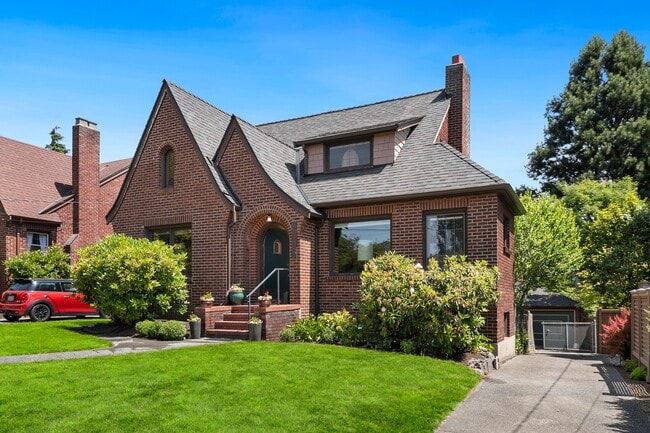 1526 Thorndyke Ave W in Seattle, WA - Building Photo - Building Photo