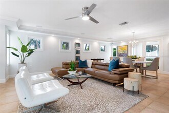 606 Owl Way in Sarasota, FL - Building Photo - Building Photo