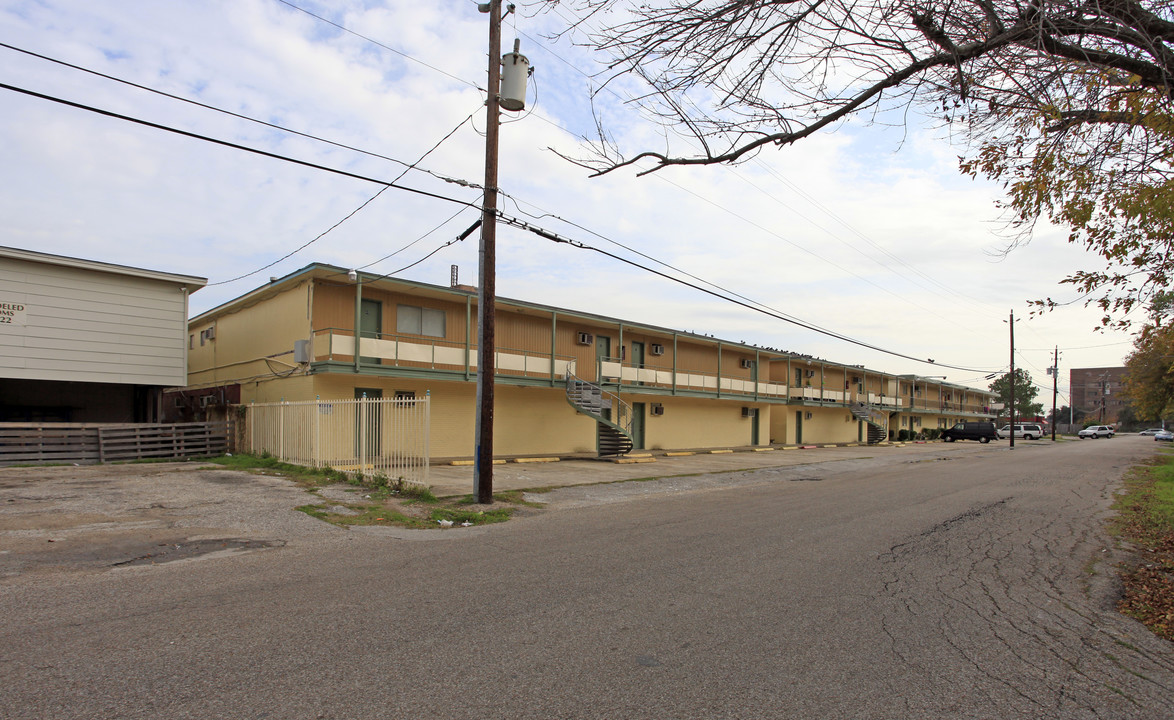 Monteleon Apartments in Pasadena, TX - Building Photo