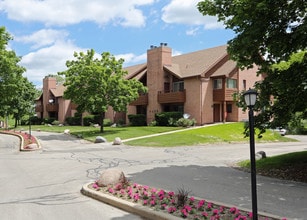 Presidio Square Apartments in Milwaukee, WI - Building Photo - Building Photo