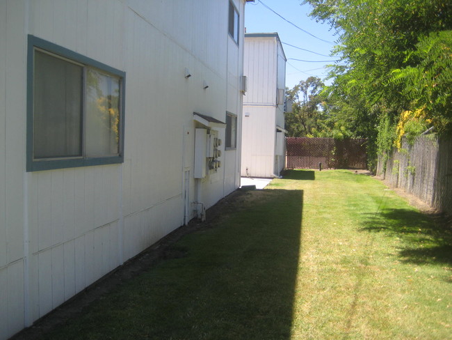 1161 E Yosemite Ave in Manteca, CA - Building Photo - Building Photo