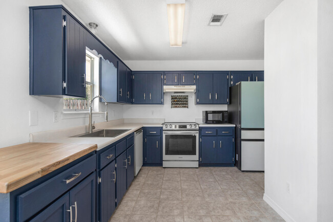 7344 Westminster Dr in Navarre, FL - Building Photo - Building Photo