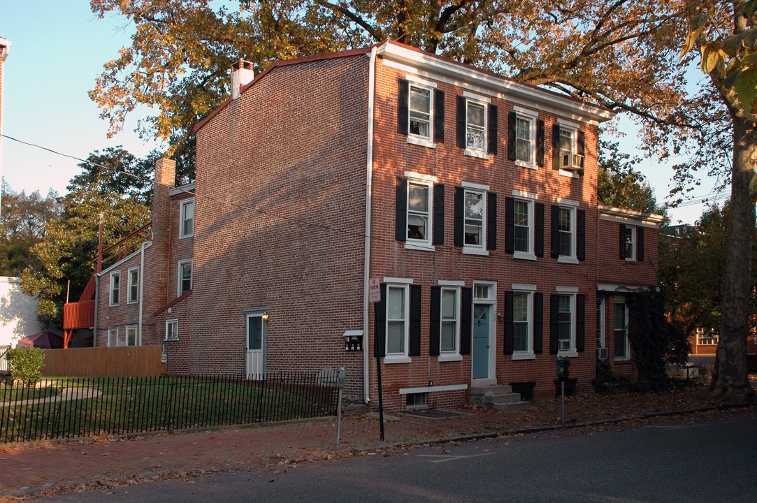 121 S Church St in West Chester, PA - Building Photo