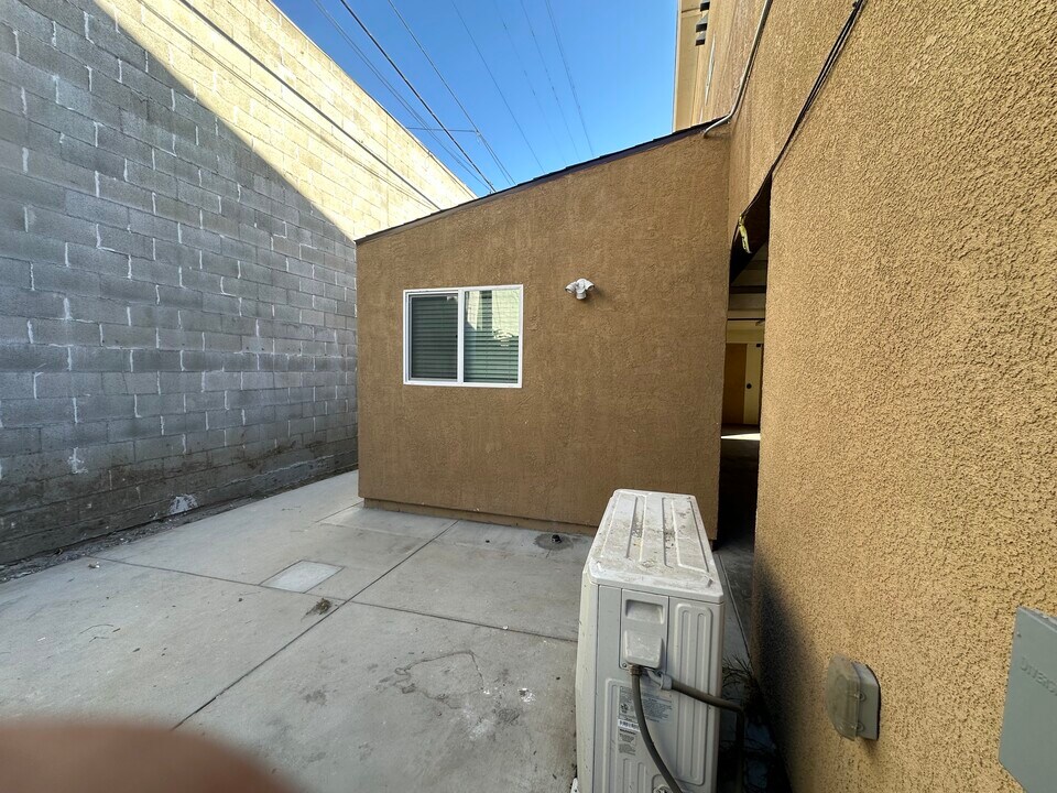 14233 Tiara St in Van Nuys, CA - Building Photo