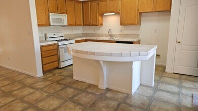 10310 Starlight Peak Dr in Bakersfield, CA - Building Photo - Building Photo