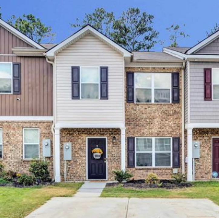 6125 Oakley Rd in Union City, GA - Foto de edificio