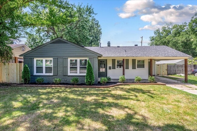 4903 Quince Rd in Memphis, TN - Foto de edificio - Building Photo