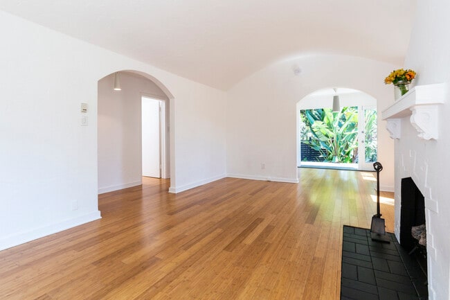 2130 Lyric Ave in Los Angeles, CA - Building Photo - Building Photo