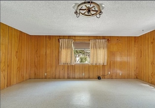 976 Granada Cir in Los Banos, CA - Foto de edificio - Building Photo