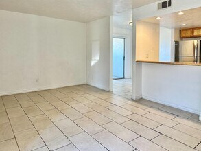 1620 N Wilmot Rd in Tucson, AZ - Building Photo - Building Photo