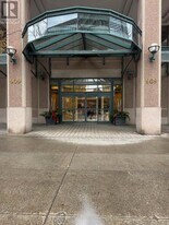 909 Bay St. in Toronto, ON - Building Photo