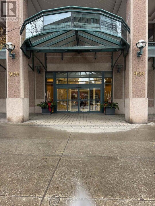 909 Bay St. in Toronto, ON - Building Photo