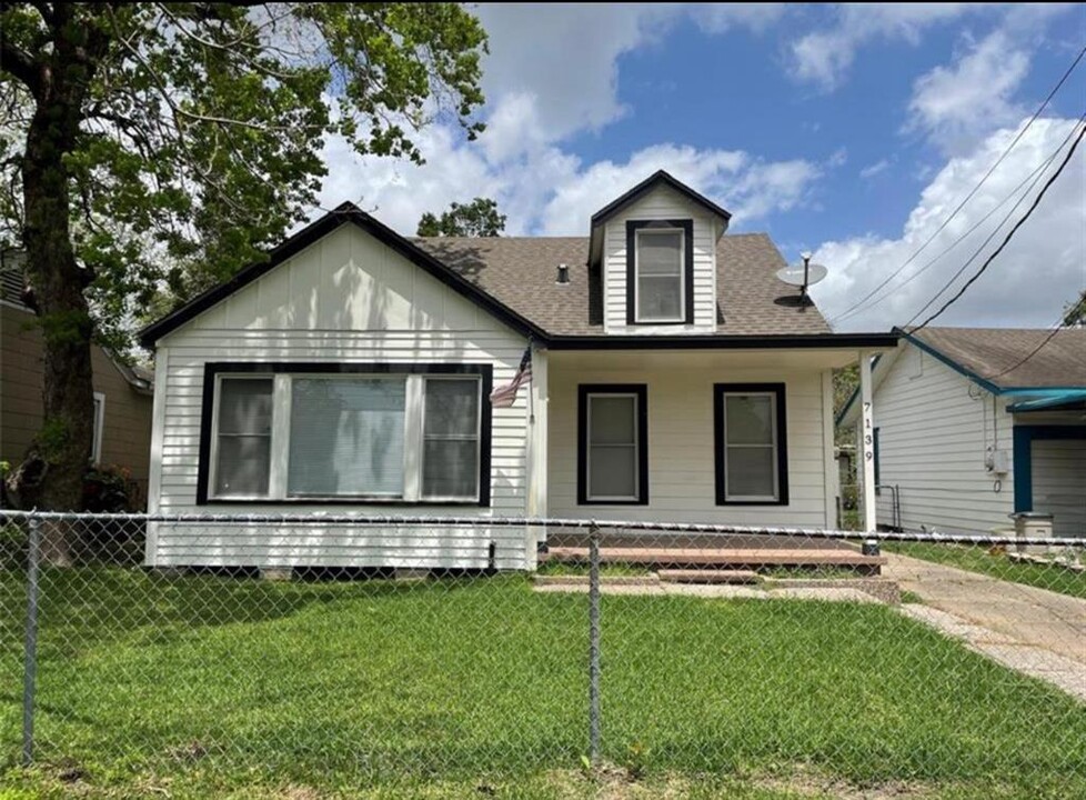 7139 Linden St in Houston, TX - Building Photo