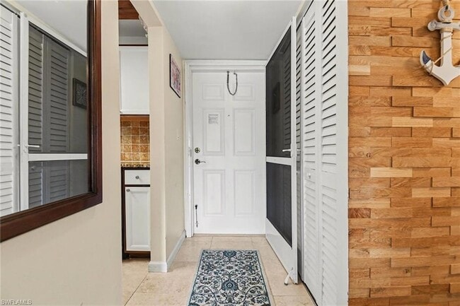 200 Forest Lakes Blvd in Naples, FL - Foto de edificio - Building Photo