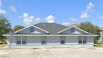 2936 SE Santa Barbara Pl in Cape Coral, FL - Building Photo