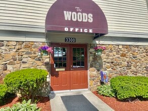 The Woods Apartments in Jeffersonville, IN - Foto de edificio - Building Photo