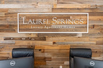 Laurel Springs in High Point, NC - Foto de edificio - Building Photo