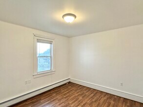 116 Main St, Unit B in Kingston, PA - Foto de edificio - Building Photo