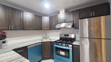 100 Griffith St, Unit 2 in Jersey City, NJ - Foto de edificio - Building Photo