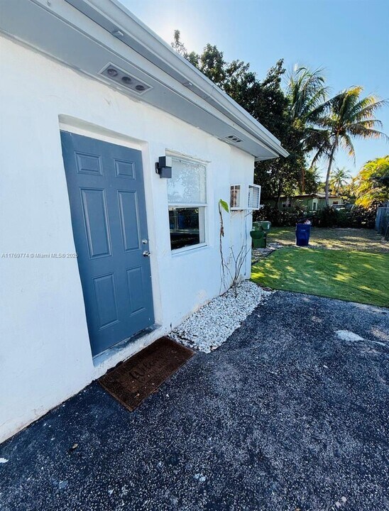 125 NW 4th Ave-Unit -2 in Hallandale Beach, FL - Building Photo