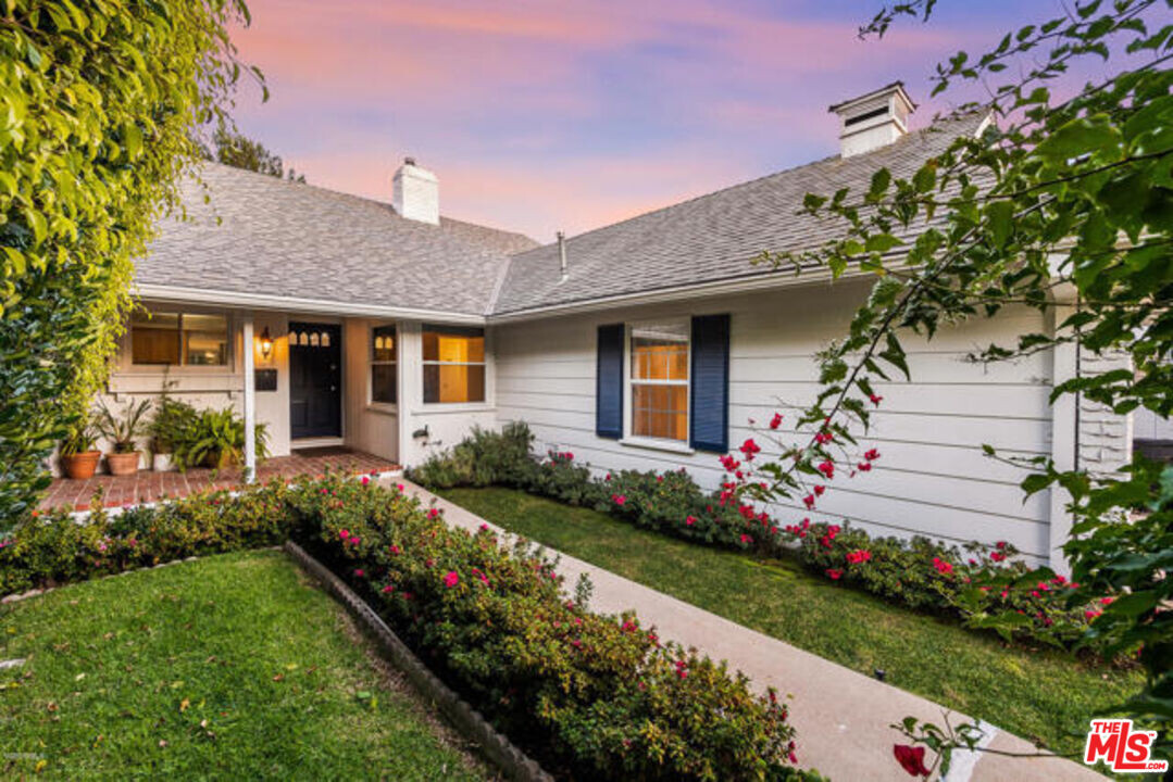 134 N Bowling Green Way in Los Angeles, CA - Building Photo