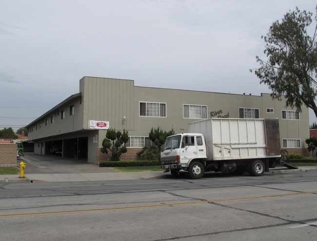 River Road in Downey, CA - Foto de edificio - Building Photo