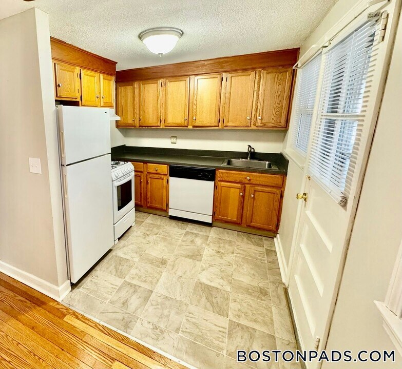 105 Shawomet Ave in Somerset, MA - Building Photo