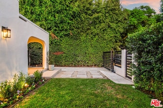 8717 Dorrington Ave in West Hollywood, CA - Building Photo - Building Photo