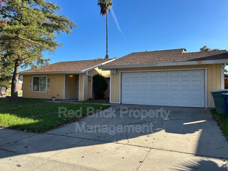 1552 Sacramento Dr in Merced, CA - Building Photo