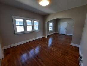 2404 Elizabeth Ave in Des Moines, IA - Building Photo - Building Photo