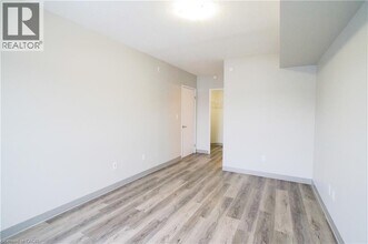 239 Auburn Dr in Waterloo, ON - Building Photo - Building Photo