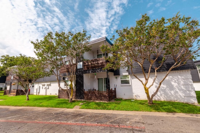 531 Bedford Rd in Bedford, TX - Building Photo - Building Photo