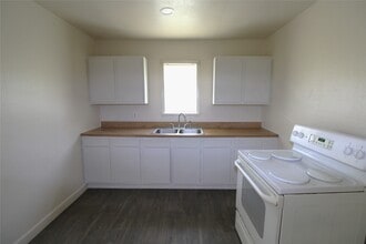 104 Prewitt Ln in West Columbia, TX - Building Photo - Building Photo