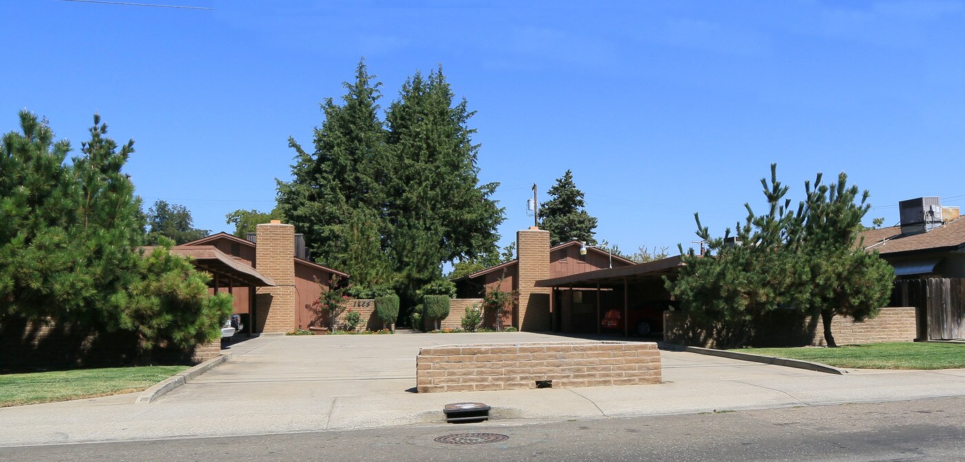 1665 W Lockeford St in Lodi, CA - Building Photo