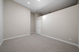 2200 W Lawrence Ave, Unit 206 in Chicago, IL - Building Photo - Building Photo