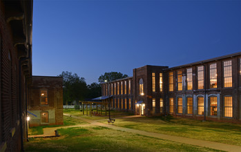 Oneida Mill Lofts in Graham, NC - Foto de edificio - Building Photo