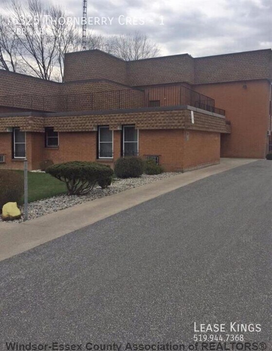 6325 Thornberry Crescent in Windsor, ON - Building Photo