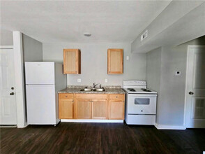 5401 E 27th Ter in Kansas City, MO - Building Photo - Interior Photo