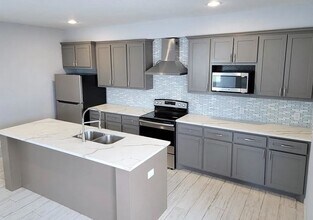 8203 Oak Knoll Ln in Houston, TX - Building Photo - Building Photo