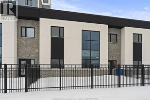 4300 Laurier Pkwy in Lasalle, ON - Building Photo